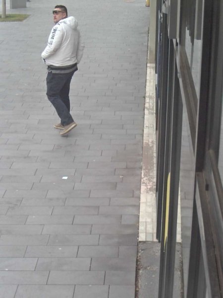 Policajti pátrajú po mužovi na fotografiách, žiadajú verejnosť o pomoc pri identifikácii, foto 4