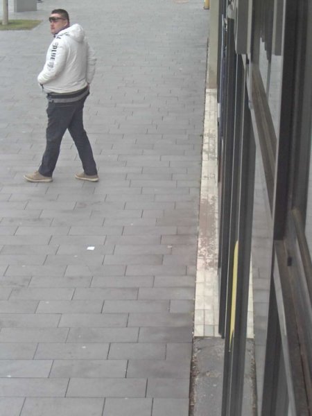 Policajti pátrajú po mužovi na fotografiách, žiadajú verejnosť o pomoc pri identifikácii, foto 5