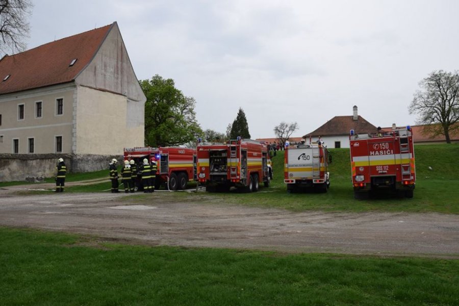 Profesionálni aj dobrovoľní hasiči z Trnavského kraja sa cvičili na hrade Červený Kameň, foto 3