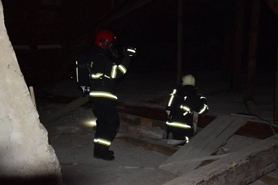Profesionálni aj dobrovoľní hasiči z Trnavského kraja sa cvičili na hrade Červený Kameň, foto 5