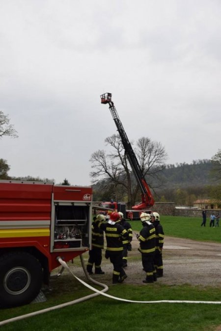 Profesionálni aj dobrovoľní hasiči z Trnavského kraja sa cvičili na hrade Červený Kameň, foto 6