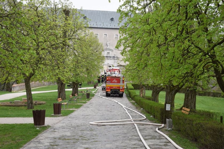 Profesionálni aj dobrovoľní hasiči z Trnavského kraja sa cvičili na hrade Červený Kameň, foto 11