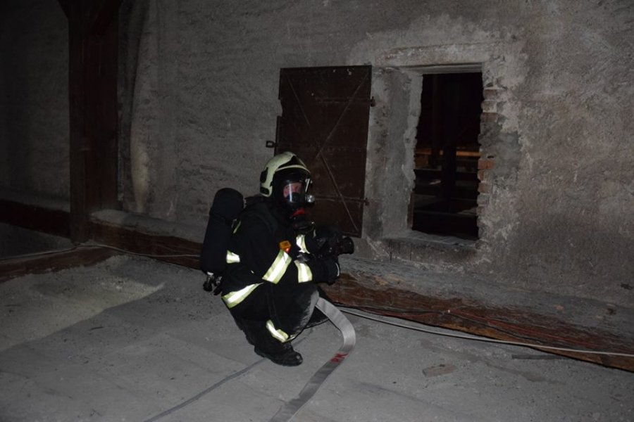 Profesionálni aj dobrovoľní hasiči z Trnavského kraja sa cvičili na hrade Červený Kameň, foto 8