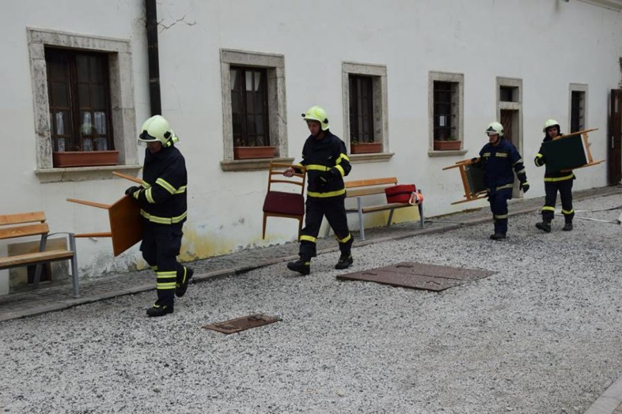 Profesionálni aj dobrovoľní hasiči z Trnavského kraja sa cvičili na hrade Červený Kameň, foto 13