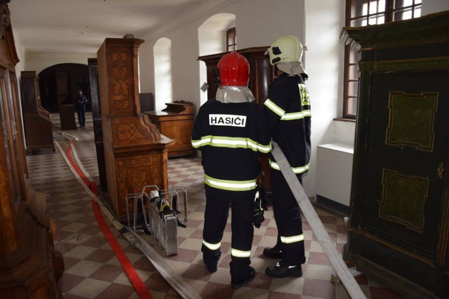 Profesionálni aj dobrovoľní hasiči z Trnavského kraja sa cvičili na hrade Červený Kameň, foto 14