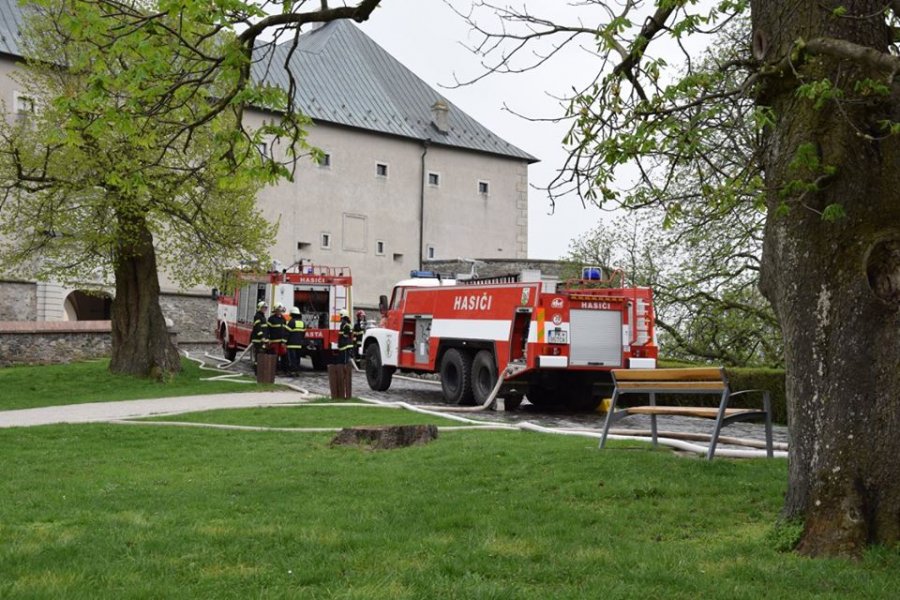 Profesionálni aj dobrovoľní hasiči z Trnavského kraja sa cvičili na hrade Červený Kameň, foto 15
