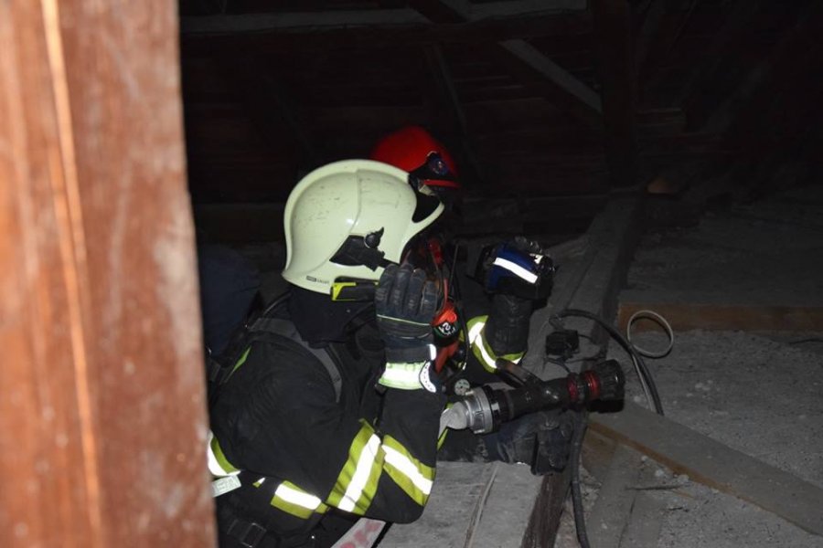 Profesionálni aj dobrovoľní hasiči z Trnavského kraja sa cvičili na hrade Červený Kameň, foto 18