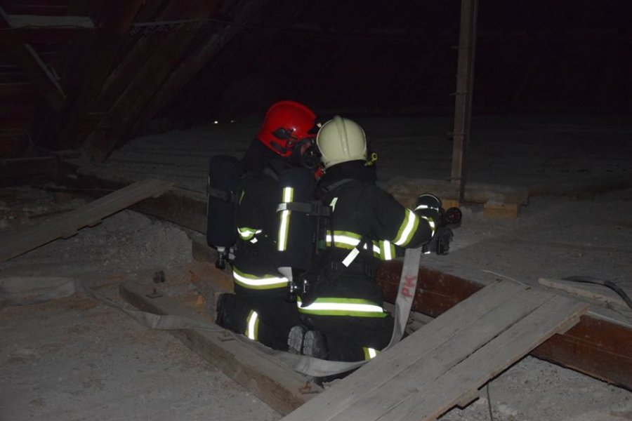 Profesionálni aj dobrovoľní hasiči z Trnavského kraja sa cvičili na hrade Červený Kameň, foto 19