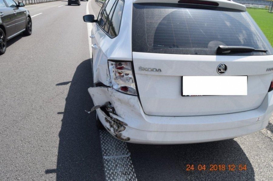 Na R1 pri Seredi sa zrazili 3 autá, nehodu spôsobil 83-vodič zo Šale, ktorý jazdil v protismere, foto 4