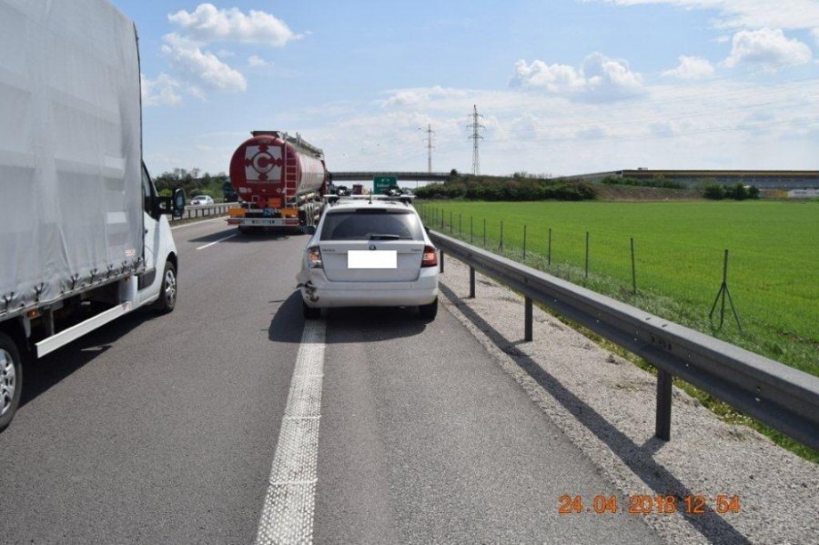 Na R1 pri Seredi sa zrazili 3 autá, nehodu spôsobil 83-vodič zo Šale, ktorý jazdil v protismere, foto 5