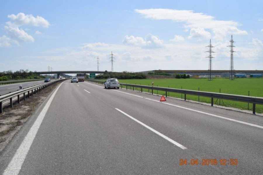 Na R1 pri Seredi sa zrazili 3 autá, nehodu spôsobil 83-vodič zo Šale, ktorý jazdil v protismere, foto 6