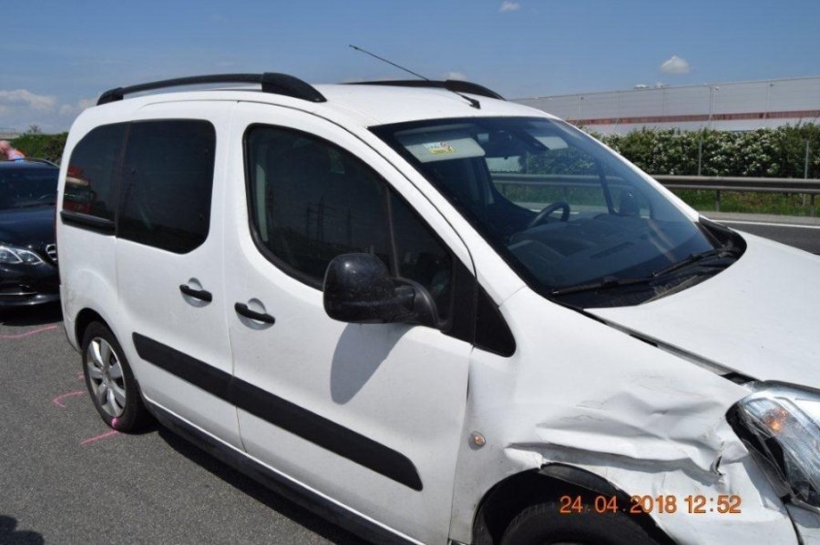 Na R1 pri Seredi sa zrazili 3 autá, nehodu spôsobil 83-vodič zo Šale, ktorý jazdil v protismere, foto 7