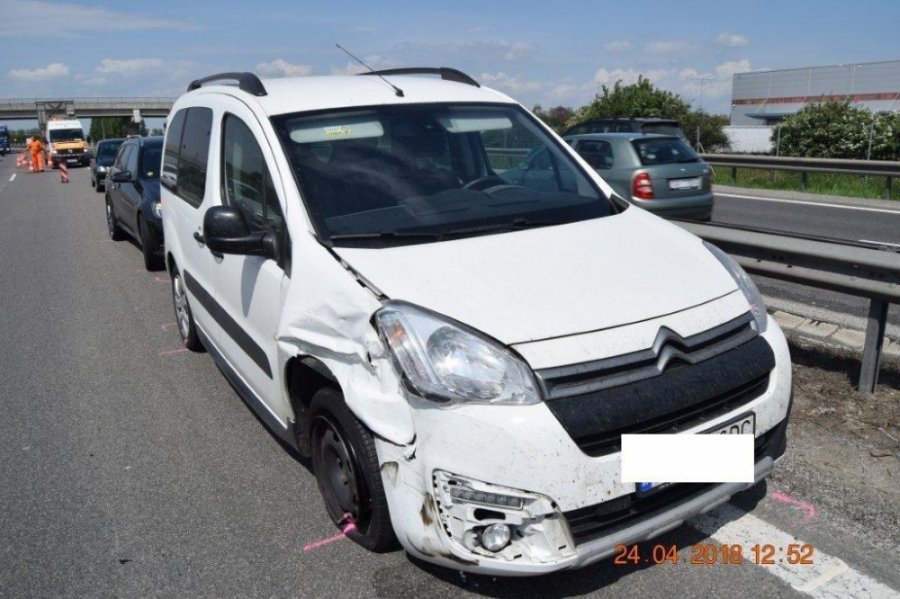 Na R1 pri Seredi sa zrazili 3 autá, nehodu spôsobil 83-vodič zo Šale, ktorý jazdil v protismere, foto 9