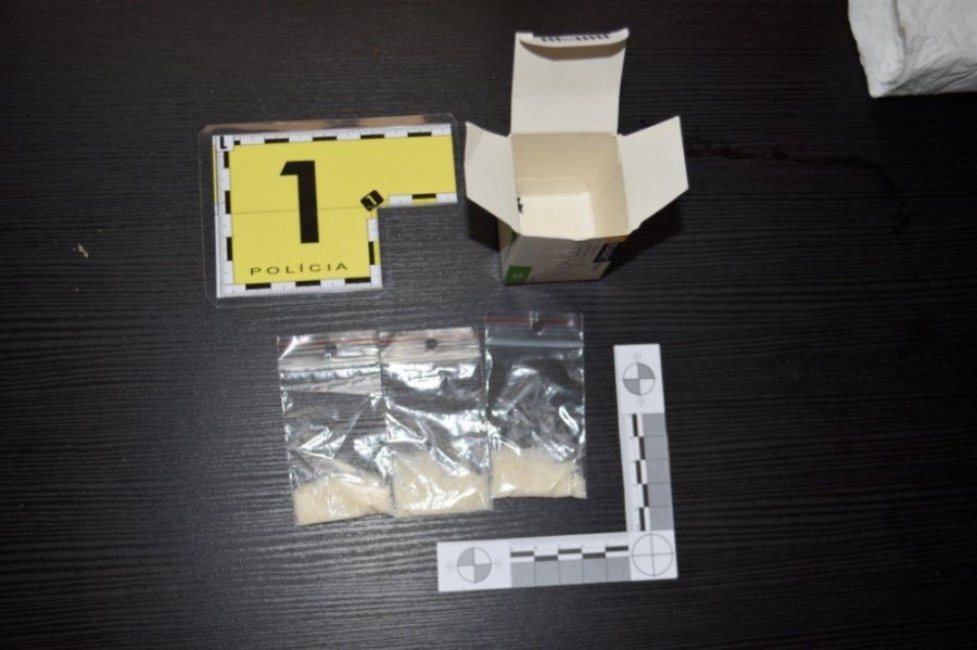 Po Trnave predával drogy - polícia počas akcie v byte na Prednádraží zadržala 36-ročného muža, foto 2