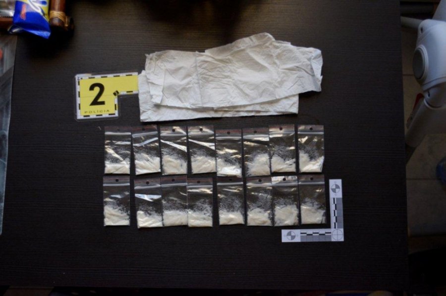 Po Trnave predával drogy - polícia počas akcie v byte na Prednádraží zadržala 36-ročného muža, foto 3