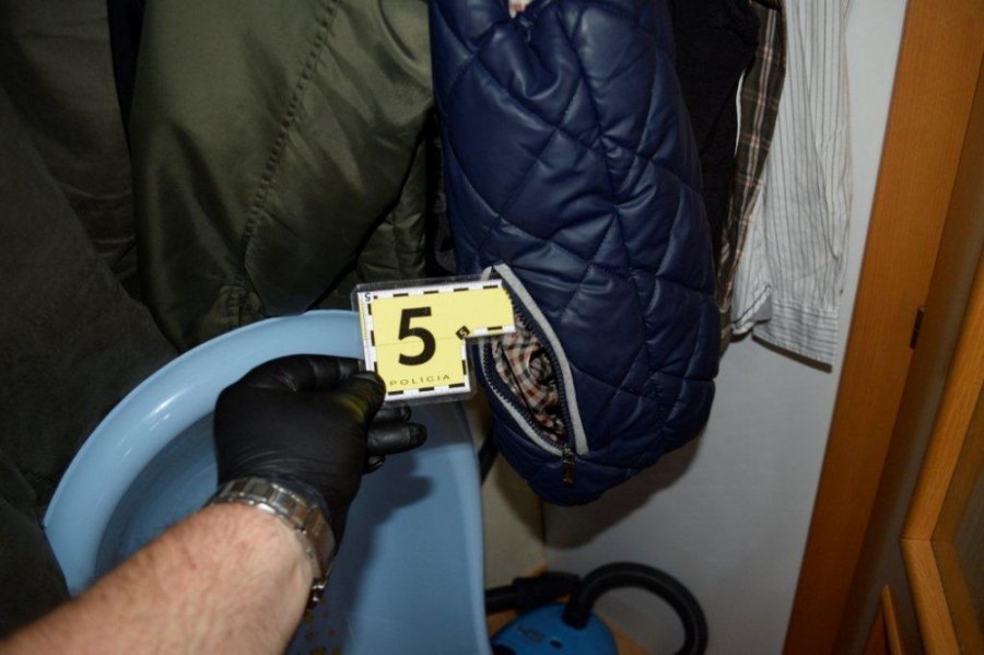 Po Trnave predával drogy - polícia počas akcie v byte na Prednádraží zadržala 36-ročného muža, foto 4