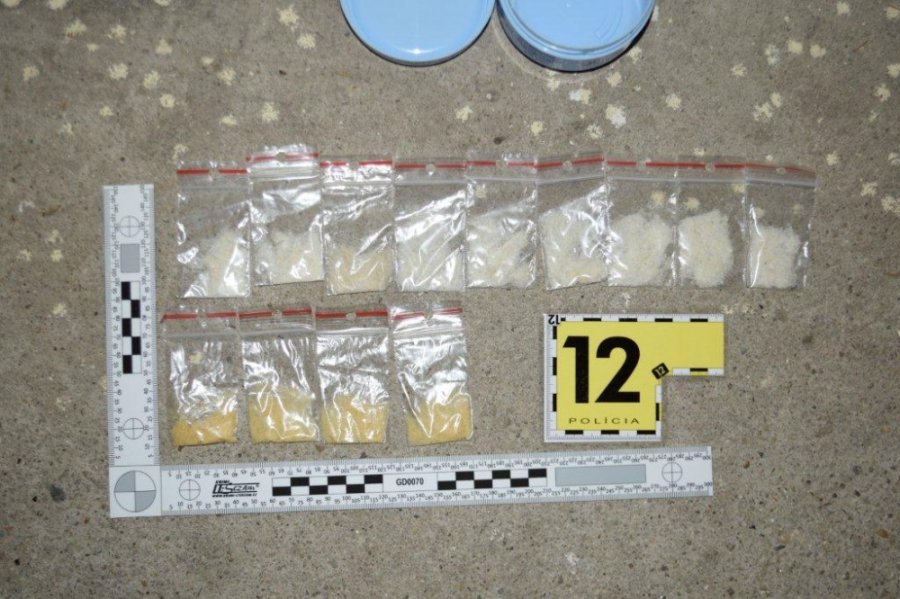 Po Trnave predával drogy - polícia počas akcie v byte na Prednádraží zadržala 36-ročného muža, foto 14