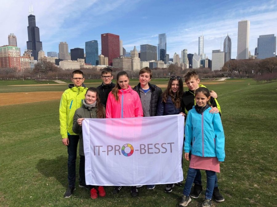 9 žiakov z Trnavy sina medzinárodnej súťaži v robotike v americkom Detroite vybojovali 3. miesto, foto 3