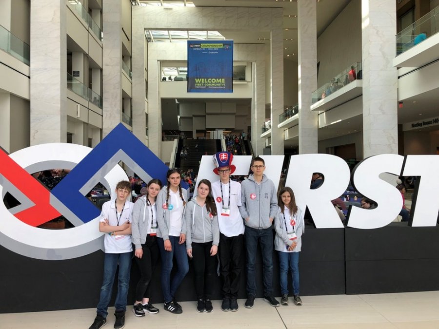 9 žiakov z Trnavy sina medzinárodnej súťaži v robotike v americkom Detroite vybojovali 3. miesto, foto 7