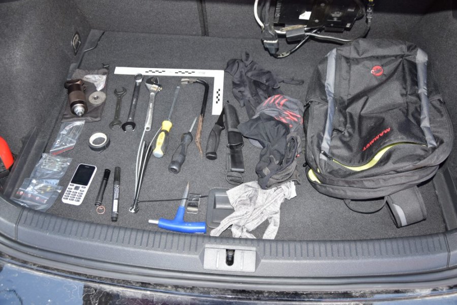 Trnavskí policajti zadržali 2 Košičanov, muži sú podozrivý z krádeže vecí zo zaparkovaného auta, foto 1