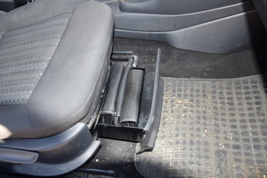 Trnavskí policajti zadržali 2 Košičanov, muži sú podozrivý z krádeže vecí zo zaparkovaného auta, foto 2