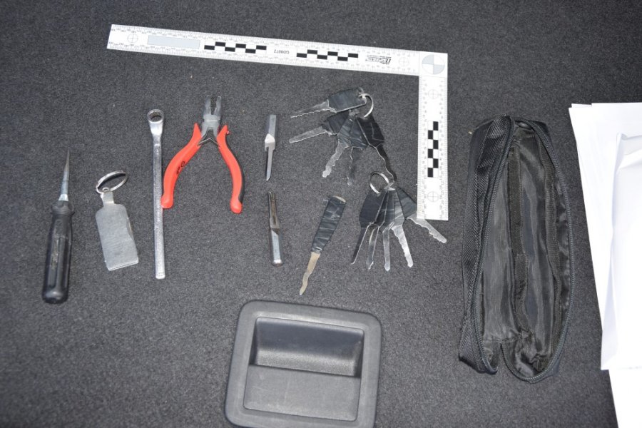 Trnavskí policajti zadržali 2 Košičanov, muži sú podozrivý z krádeže vecí zo zaparkovaného auta, foto 3