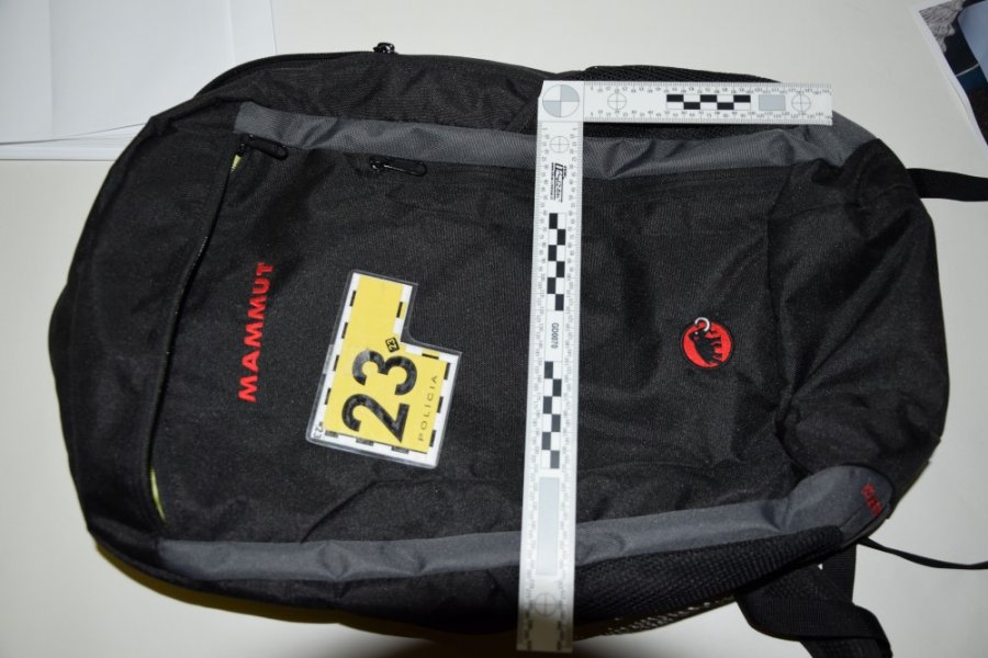 Trnavskí policajti zadržali 2 Košičanov, muži sú podozrivý z krádeže vecí zo zaparkovaného auta, foto 5