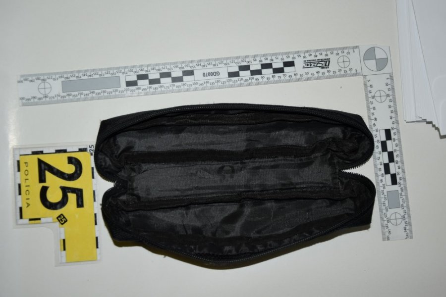 Trnavskí policajti zadržali 2 Košičanov, muži sú podozrivý z krádeže vecí zo zaparkovaného auta, foto 6