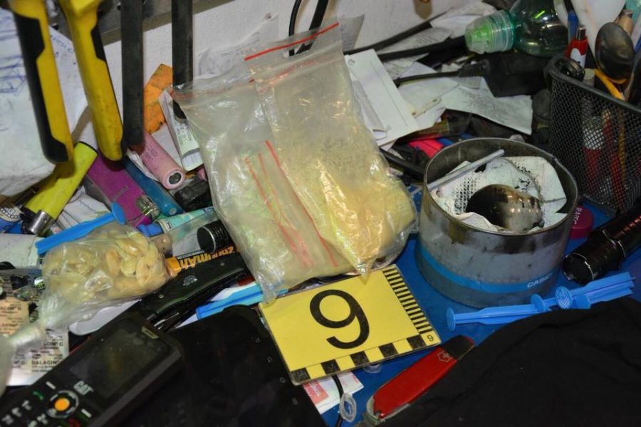 Pri Zavare a Majcichove prebehlo odovzdávanie drog, obchod prekazila NAKA a policajti z KR PZ Trnava, foto 1