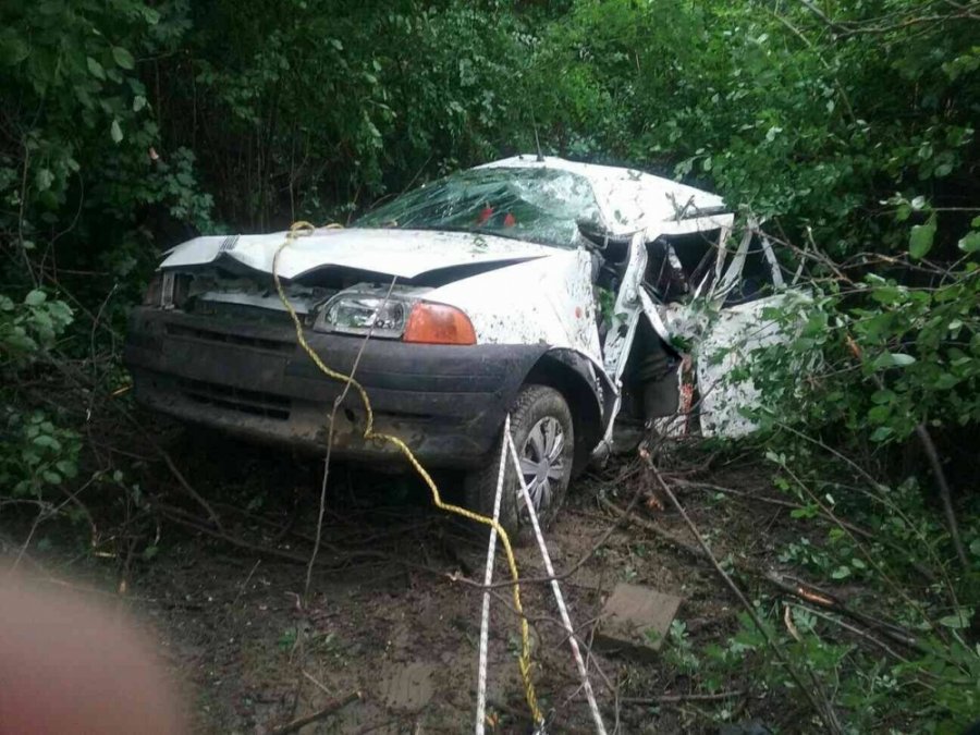 Po tragickej nehode v okr. Galanta skončilo auto v priekope, posádku museli vyslobodzovať, foto 1