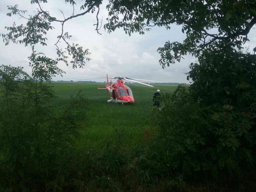 Po tragickej nehode v okr. Galanta skončilo auto v priekope, posádku museli vyslobodzovať, foto 2