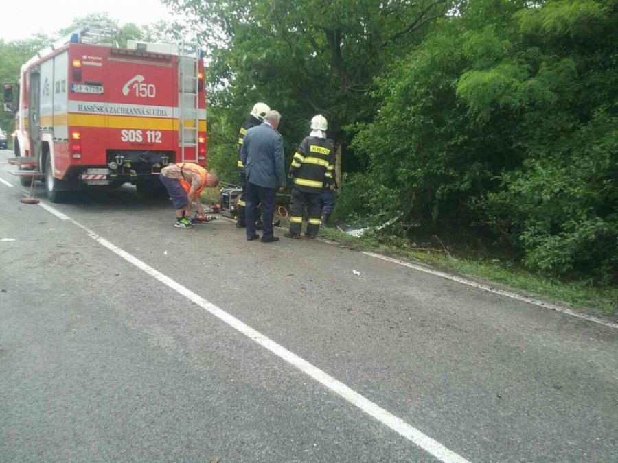 Po tragickej nehode v okr. Galanta skončilo auto v priekope, posádku museli vyslobodzovať, foto 3