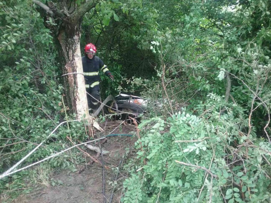 Po tragickej nehode v okr. Galanta skončilo auto v priekope, posádku museli vyslobodzovať, foto 4