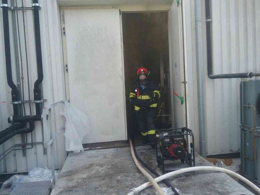 Hasiči sa snažia dostať pod kontrolu rozsiahly požiar v hale v Dunajskej Strede, foto 3