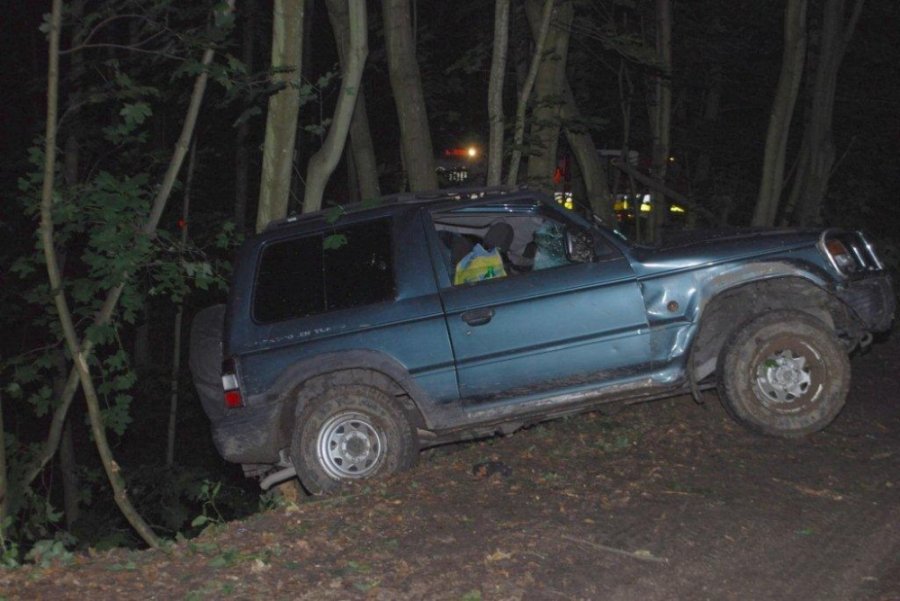 Na lesnej ceste nezvládol riadenie a vrazil do stromov, polícia mu namerala 1,23 promile, foto 1