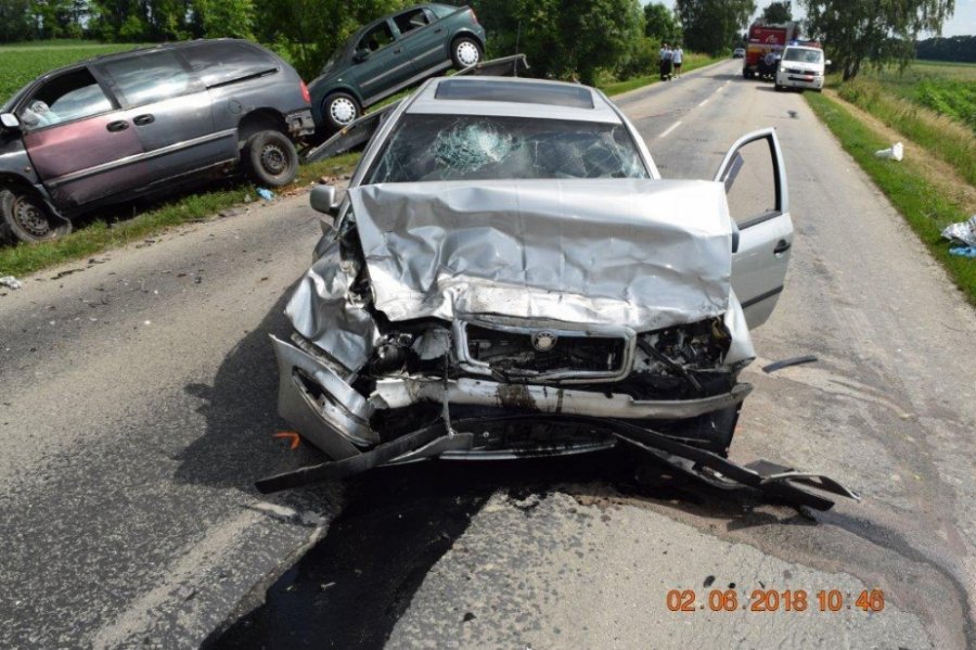 12 dopravných nehôd,C 14 zranených, 2 zadržané vodičské preukazy - to je bilancia víkendu na cestách, foto 2