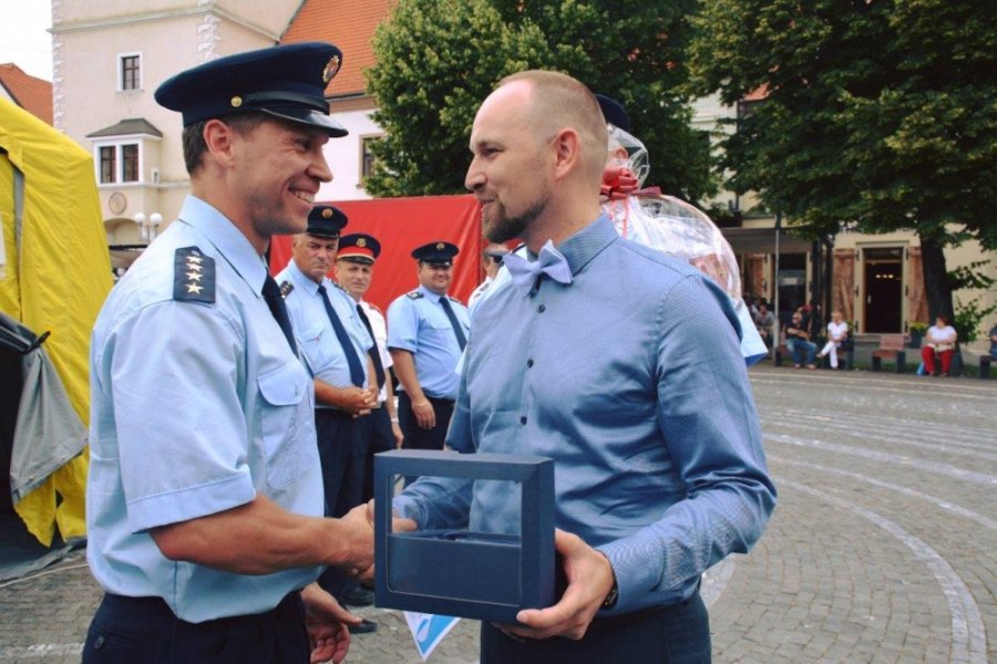 Hasiči súťažili vo vyslobodzovaní osôb z havarovaných áut priamo na Trojičnom námestí , foto 1