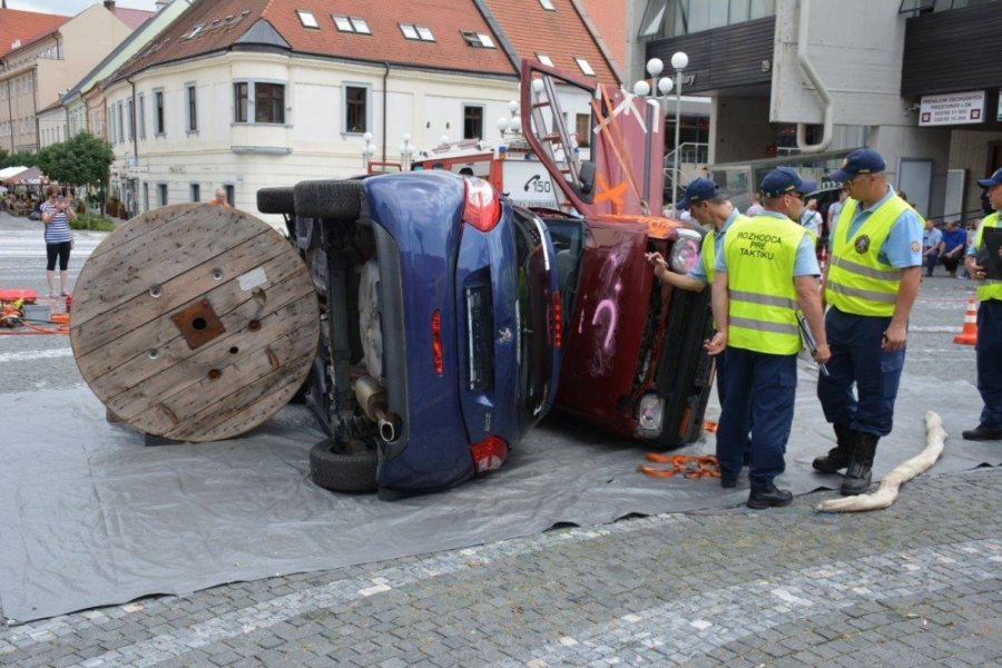 Hasiči súťažili vo vyslobodzovaní osôb z havarovaných áut priamo na Trojičnom námestí , foto 2
