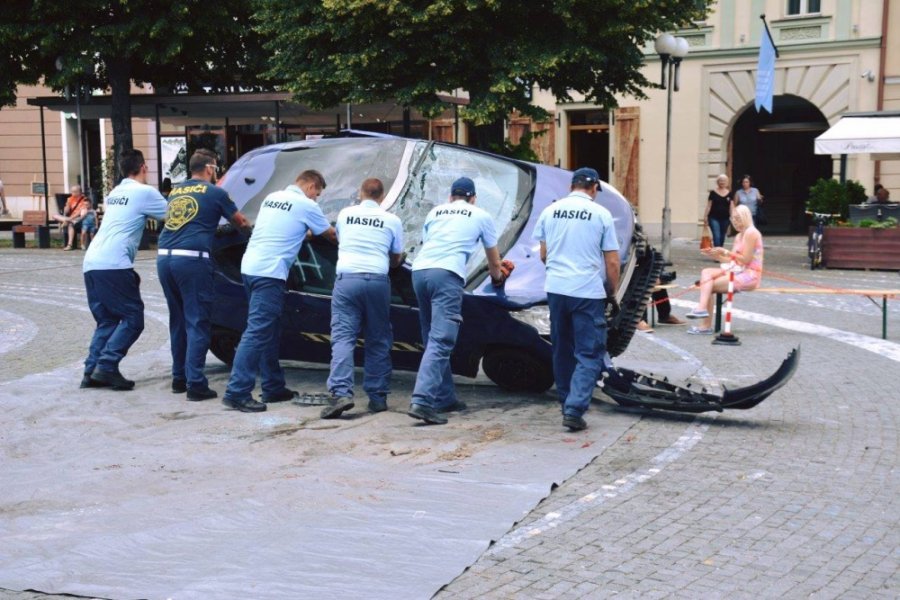 Hasiči súťažili vo vyslobodzovaní osôb z havarovaných áut priamo na Trojičnom námestí , foto 3