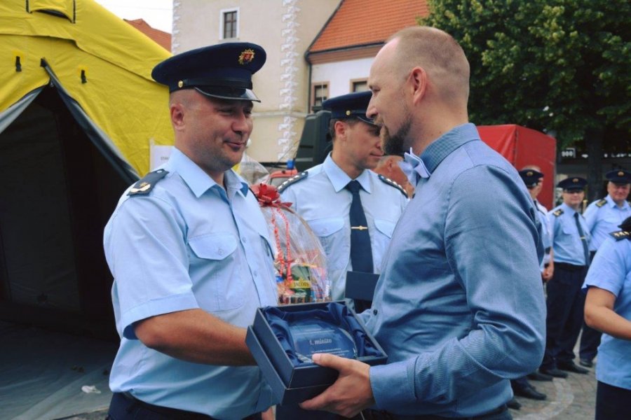 Hasiči súťažili vo vyslobodzovaní osôb z havarovaných áut priamo na Trojičnom námestí , foto 4