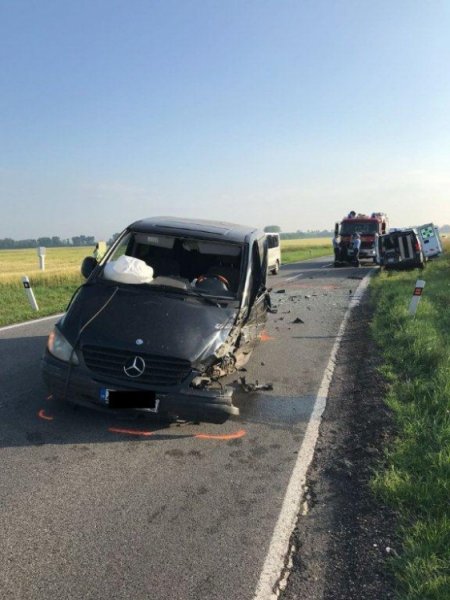 Týždeň na cestách odštartovala dopravná nehoda zdravotníckeho mercedesu, zranili sa 3 osoby, foto 1