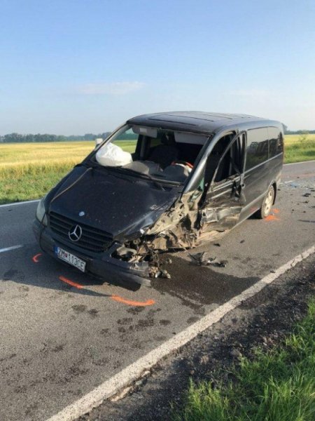 Týždeň na cestách odštartovala dopravná nehoda zdravotníckeho mercedesu, zranili sa 3 osoby, foto 2