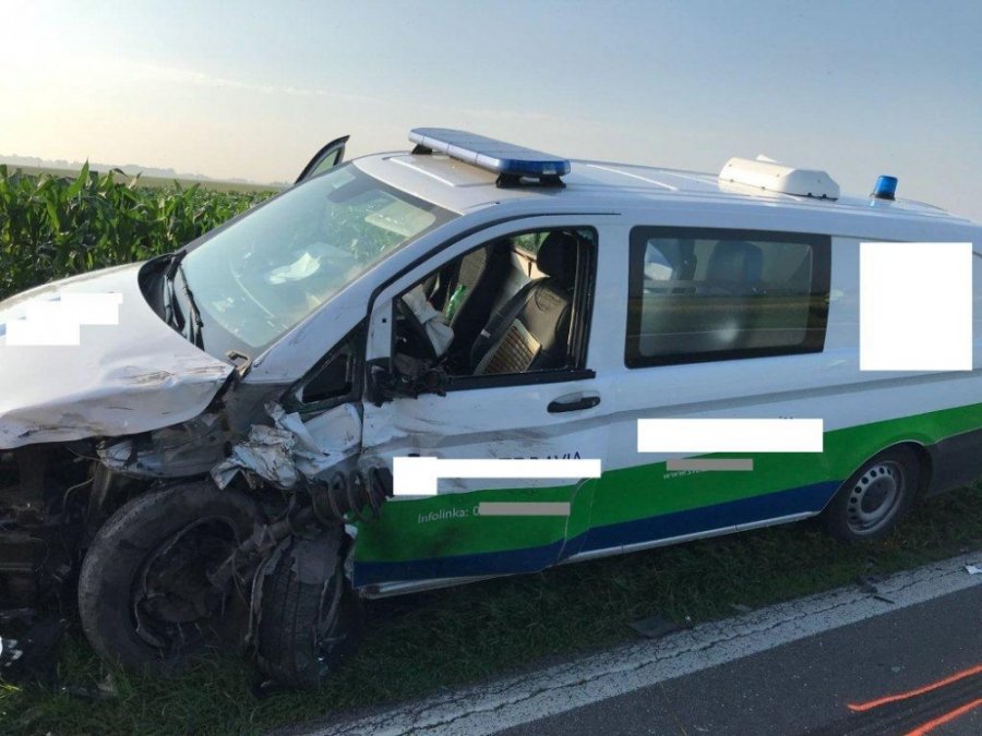 Týždeň na cestách odštartovala dopravná nehoda zdravotníckeho mercedesu, zranili sa 3 osoby, foto 3