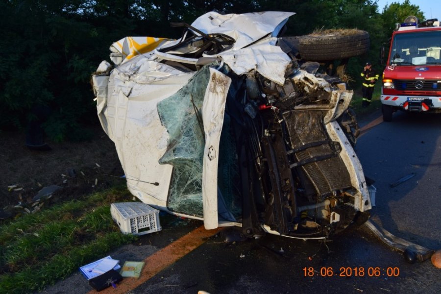 NA D1 pri Trnave sa zrazil kamión s dodávkou, 28-ročný vodič skončil v nemocnici, foto 1