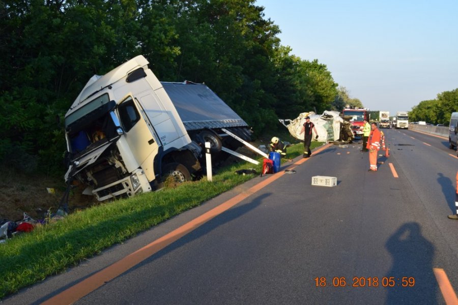 NA D1 pri Trnave sa zrazil kamión s dodávkou, 28-ročný vodič skončil v nemocnici, foto 2