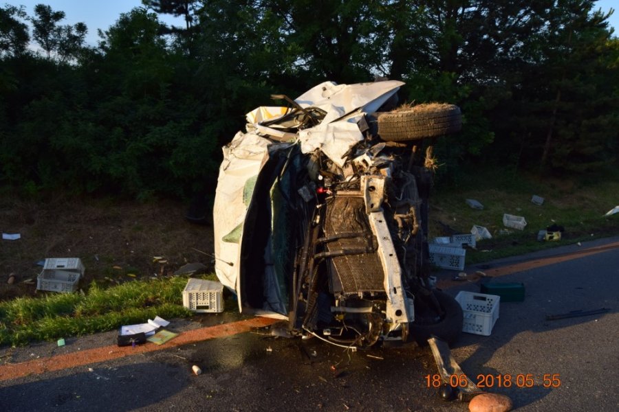NA D1 pri Trnave sa zrazil kamión s dodávkou, 28-ročný vodič skončil v nemocnici, foto 3