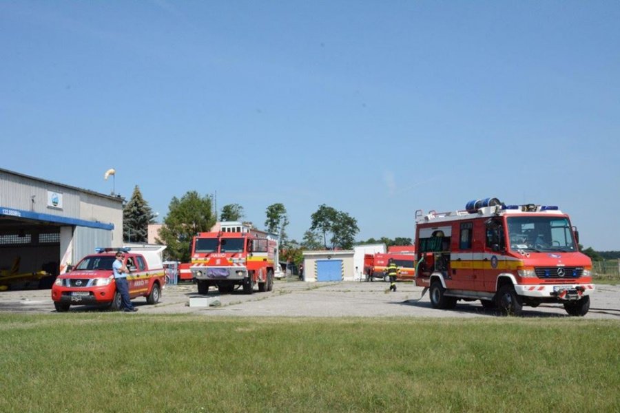 Na letisku v obci Boleráz sa konalo cvičenie hasičov, ktorí trénovali zásah pri páde lietadla, foto 1