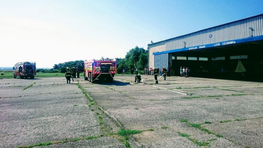 Na letisku v obci Boleráz sa konalo cvičenie hasičov, ktorí trénovali zásah pri páde lietadla, foto 3