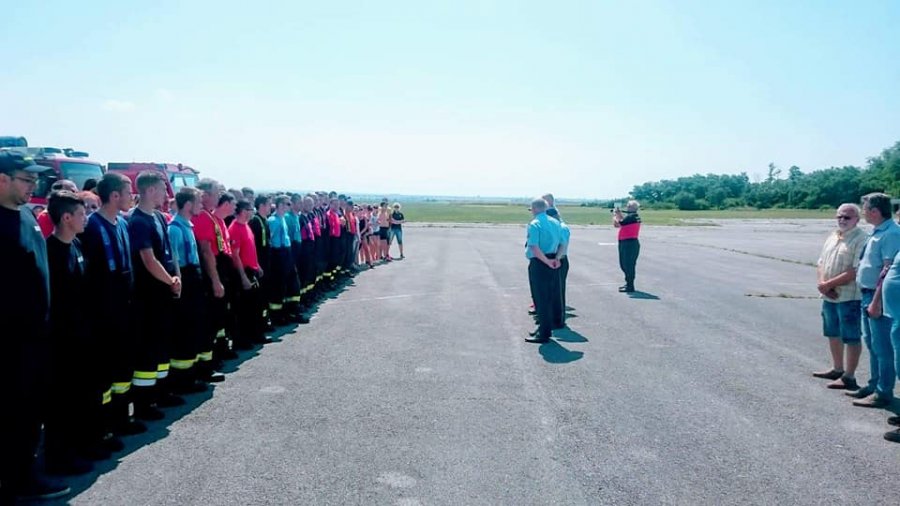 Na letisku v obci Boleráz sa konalo cvičenie hasičov, ktorí trénovali zásah pri páde lietadla, foto 5