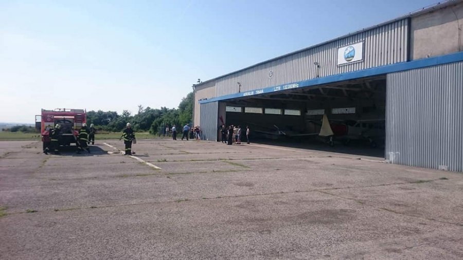 Na letisku v obci Boleráz sa konalo cvičenie hasičov, ktorí trénovali zásah pri páde lietadla, foto 14